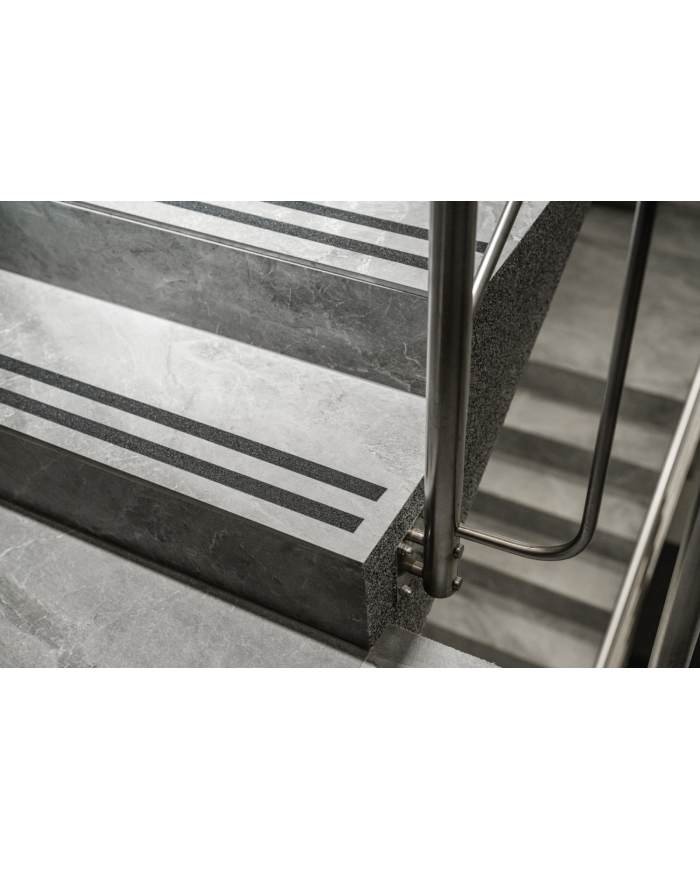 Taśma antypoślizgowa 25mm x 5m - Bezpieczne i trwałe rozwiązanie